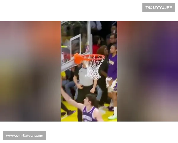 詹姆斯晃开邓罗命中三分，东契奇艾顿空接暴扣成全场亮点