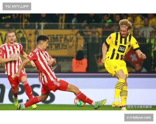 德甲冰球联赛榜首大战，慕尼黑红牛队5-2击败柏林，领跑优势扩大至5分